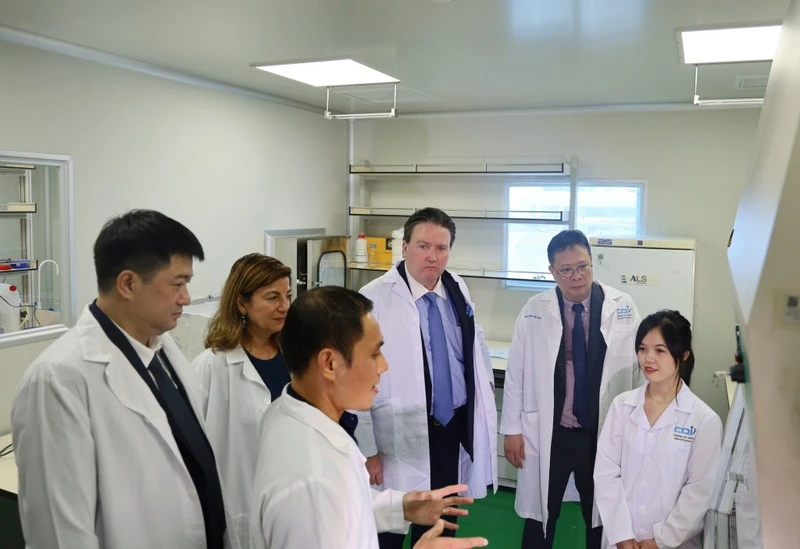 Các đại biểu tham quan phòng thí nghiệm tại Trung tâm Giám định ADN.