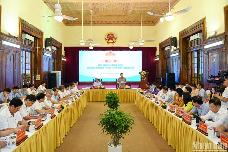 Quang cảnh phiên họp lãnh đạo Quốc hội cho ý kiến đối với dự thảo Luật Tổ chức Tòa án nhân dân tối cao. (Ảnh: Duy Linh) 