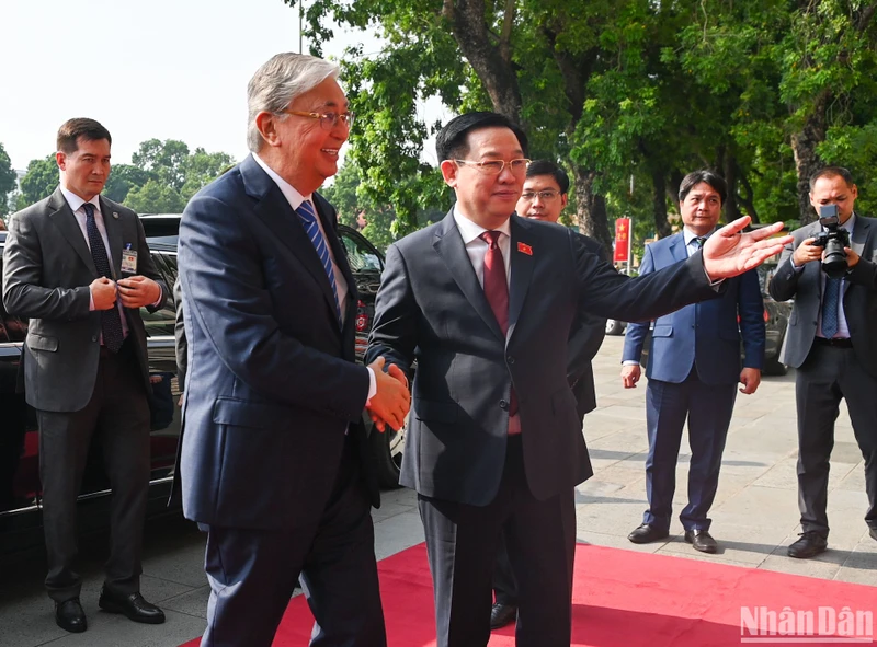 Chủ tịch Quốc hội Vương Đình Huệ chào mừng Tổng thống Cộng hòa Kazakhstan Kassym-Jomart Tokayev thăm chính thức Việt Nam.