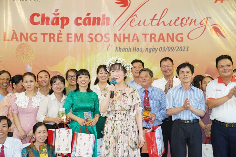 Nữ doanh nhân hát tặng các em ca khúc Tiếng hát giữa rừng Pác Bó - tưởng nhớ Bác kính yêu nhân ngày Độc lập.