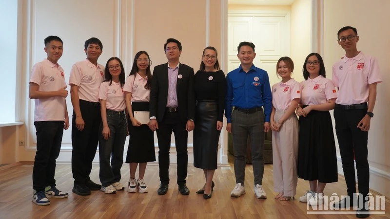 Sinh viên Việt Nam tham gia dạy học trong chương trình "Tiếng Việt vui" cùng các đại biểu chụp ảnh lưu niệm. (Ảnh: XUÂN HƯNG)