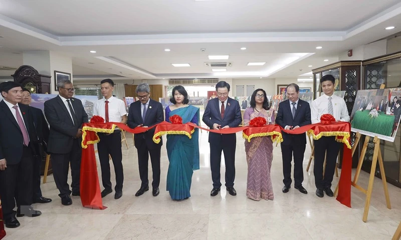 Chủ tịch Quốc hội Vương Đình Huệ và đại biểu cắt băng khai trương Trưng bày ảnh Kỷ niệm 50 năm thiết lập Quan hệ Ngoại giao giữa hai nước Việt Nam-Bangladesh. (Ảnh: Doãn Tấn/TTXVN)