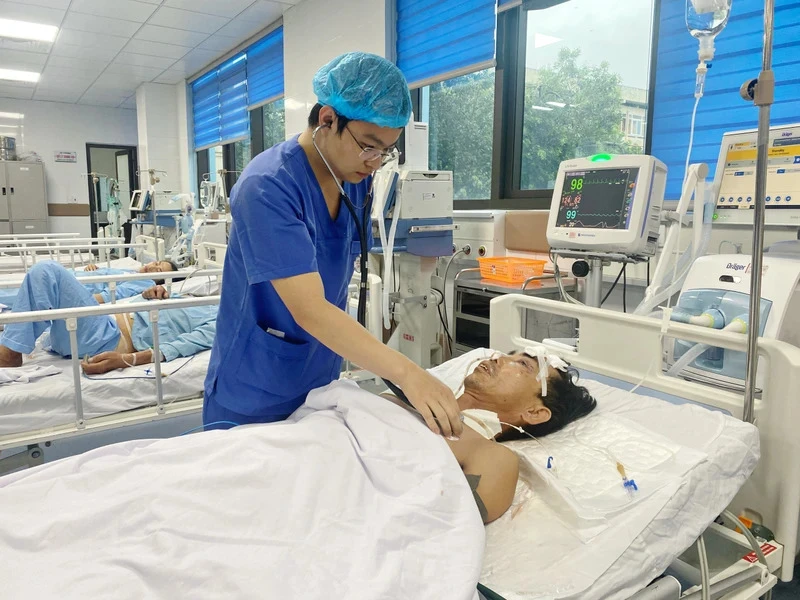 Bác sĩ theo dõi sức khỏe, chăm sóc tích cực bệnh nhân.
