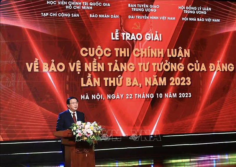 Đồng chí Nguyễn Xuân Thắng, Ủy viên Bộ Chính trị, Giám đốc Học viện Chính trị Quốc gia Hồ Chí Minh, Chủ tịch Hội đồng Lý luận Trung ương, Trưởng Ban tổ chức cuộc thi phát biểu tại Lễ trao giải. (Ảnh: TTXVN)