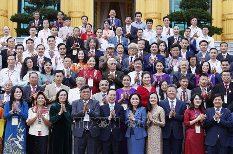 Chủ tịch nước Võ Văn Thưởng với các đại biểu tại buổi gặp mặt. (Ảnh: TTXVN)