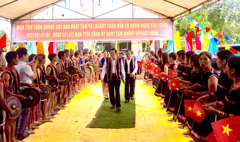 Đồng chí Phan Đình Trạc đến chung vui và dự “Ngày hội Đại đoàn kết toàn dân tộc” với bà con làng Ó, xã Ia Sao, huyện Ia Grai (Gia Lai).
