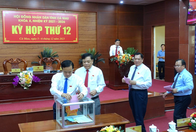 Các đại biểu Hội đồng nhân dân tỉnh Cà Mau bỏ phiếu tín nhiệm đối với những người giữ chức vụ do Hội đồng nhân dân tỉnh bầu.