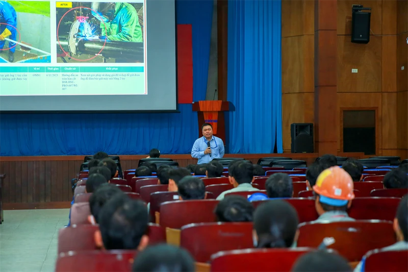 Đại diện BSR phổ biến, chia sẻ các vấn đề an toàn trong tháng 10, 11 cho người lao động và nhân sự các nhà thầu.
