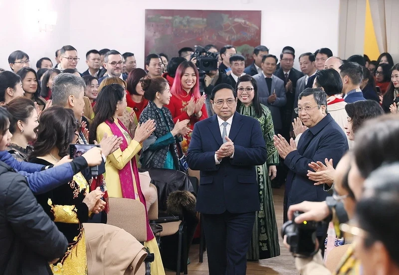 Thủ tướng Phạm Minh Chính và Phu nhân đến thăm cán bộ, nhân viên Đại sứ quán và đại diện cộng đồng người Việt Nam tại Romania. (Ảnh: Dương Giang/TTXVN)
