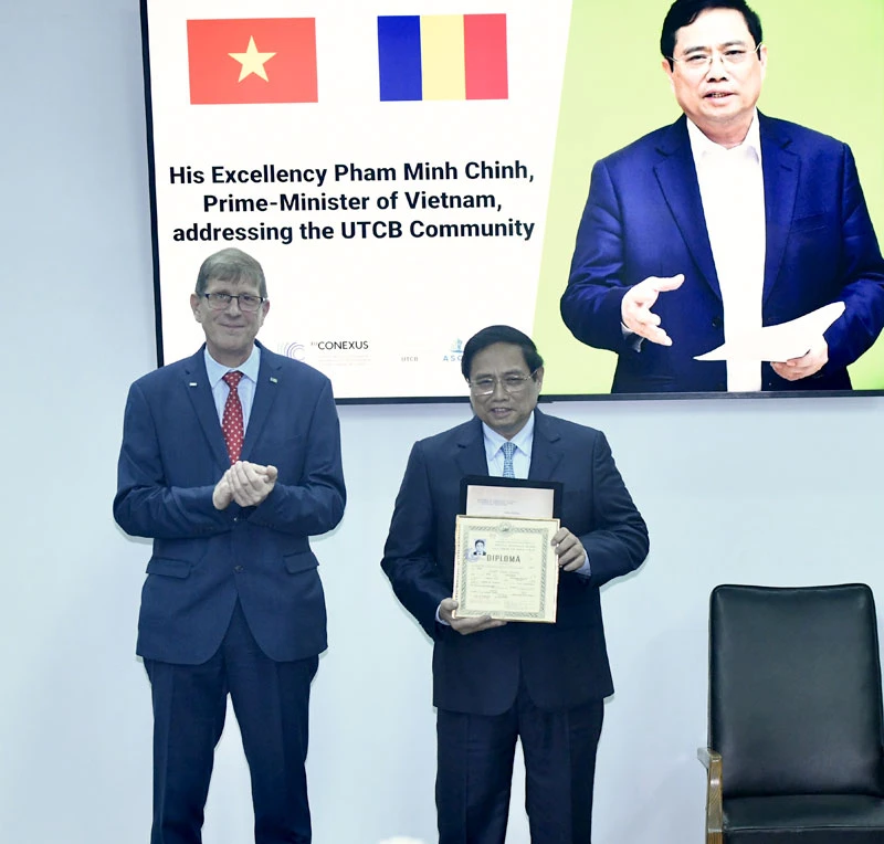 Lãnh đạo Đại học Kỹ thuật xây dựng Bucharest tặng Thủ tướng Phạm Minh Chính bản sao thành tích học tập trước đây của Thủ tướng. 