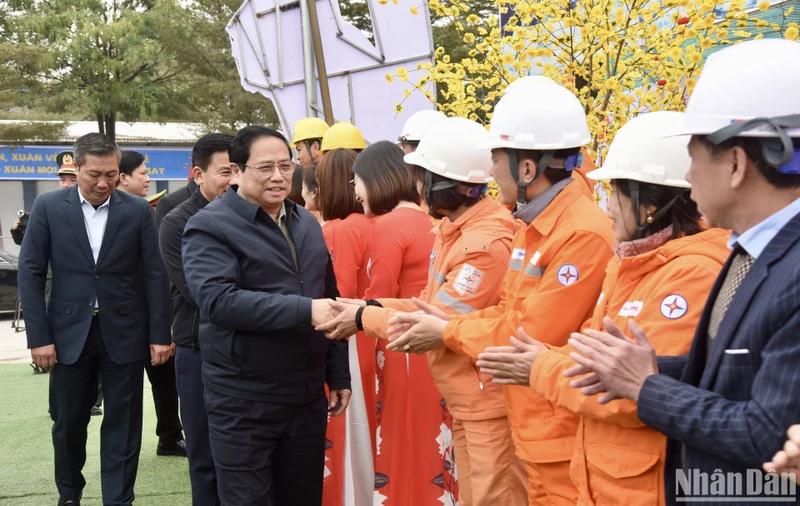 Thủ tướng Chính phủ Phạm Minh Chính chung vui cùng công nhân tỉnh Thanh Hóa trong chương trình Ngày hội Công nhân - Đón chào Xuân mới 2024.