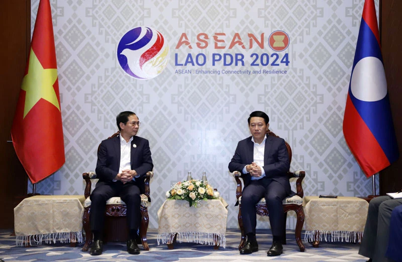 Bộ trưởng Ngoại giao Bùi Thanh Sơn gặp song phương Phó Thủ tướng, Bộ trưởng Ngoại giao Lào Saleumxay Kommasith. Ảnh: TTXVN