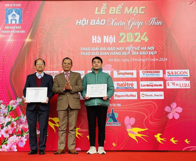 Ban tổ chức trao hai giải A Gian trưng bày đẹp tại Hội báo cho Báo Nhân Dân và Đài Phát thanh-Truyền hình Hà Nội.