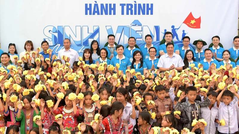 Đại biểu Hành trình "Sinh viên với khát vọng non sông" năm 2024 và đội viên, thiếu nhi Mường Nhé.