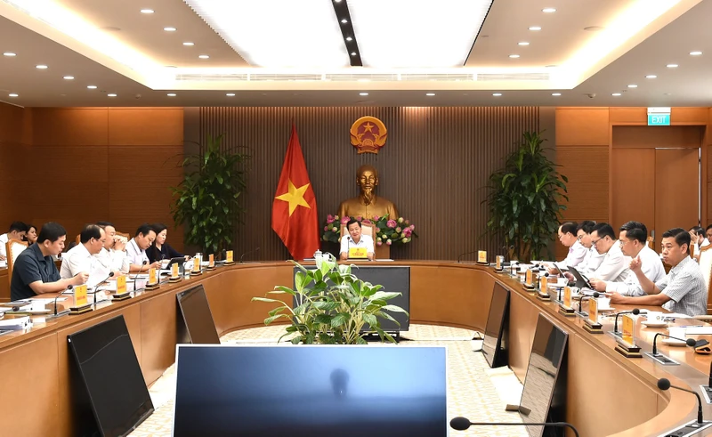 Phó Thủ tướng Lê Minh Khái chủ trì cuộc họp. (Ảnh: VGP)