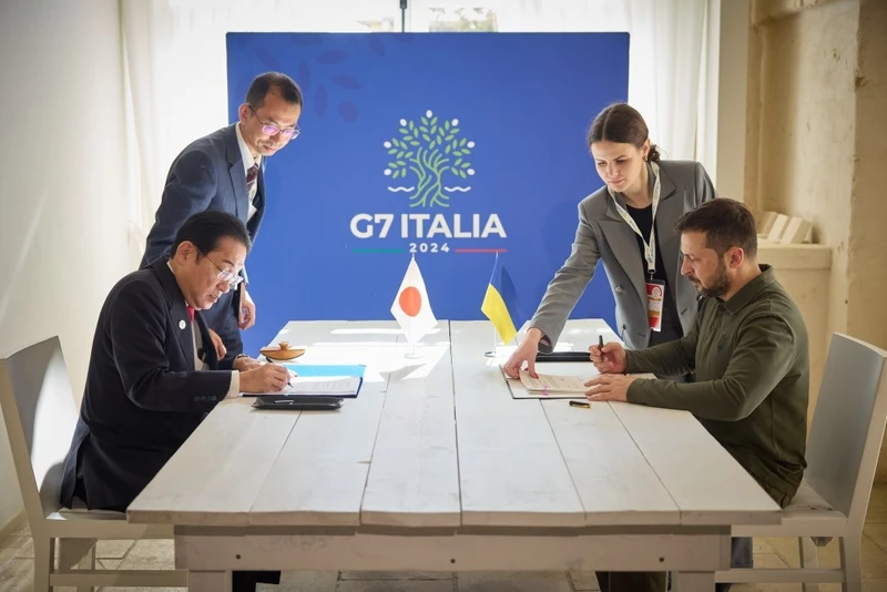 Thủ tướng Nhật Bản Fumio Kishida và Tổng thống Ukraine Volodymyr Zelensky ký thỏa thuận hợp tác an ninh bên lề Hội nghị thượng đỉnh G7 tại Italy. (Nguồn: Văn phòng Tổng thống Ukraine)