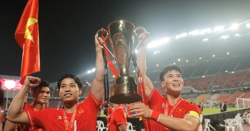 Duy Mạnh và Văn Thanh hân hoan giương cao cup vô địch. (Ảnh: Minh Quyết/TTXVN)