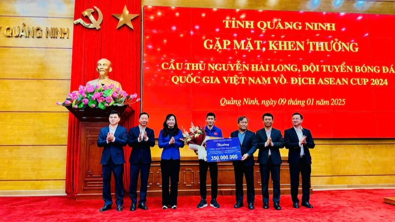 Lãnh đạo tỉnh Quảng Ninh khen thưởng cầu thủ Nguyễn Hai Long, Đội tuyển bóng đá Việt Nam.