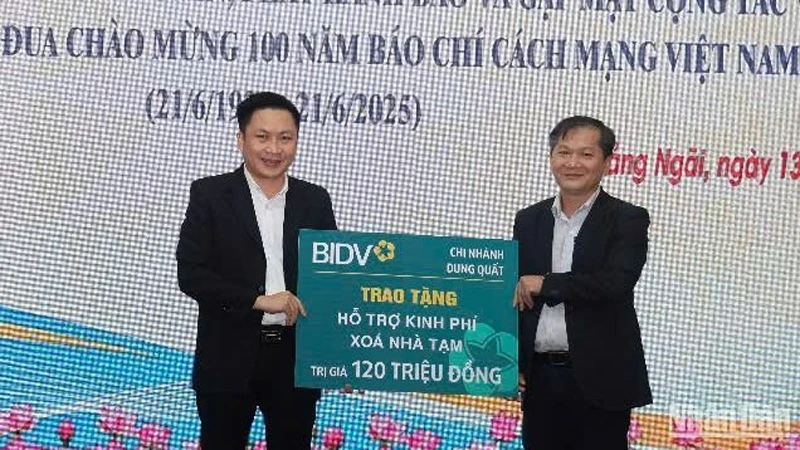 Lãnh đạo Báo Quảng Ngãi tiếp nhận biểu trưng hỗ trợ kinh phí ủng hộ chương trình xóa nhà tạm, nhà dột nát từ BIDV chi nhánh Dung Quất.