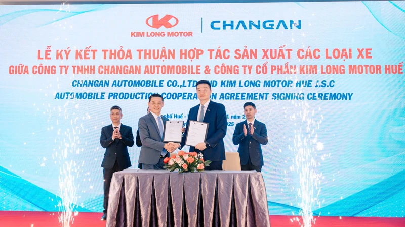 Đại diện hai doanh nghiệp ký kết thoả thuận hợp tác.