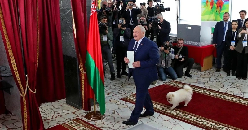 Tổng thống Belarus Alexander Lukashenko tại điểm bỏ phiếu ở Minsk ngày 26/1/2025. (Ảnh: THX/TTXVN)