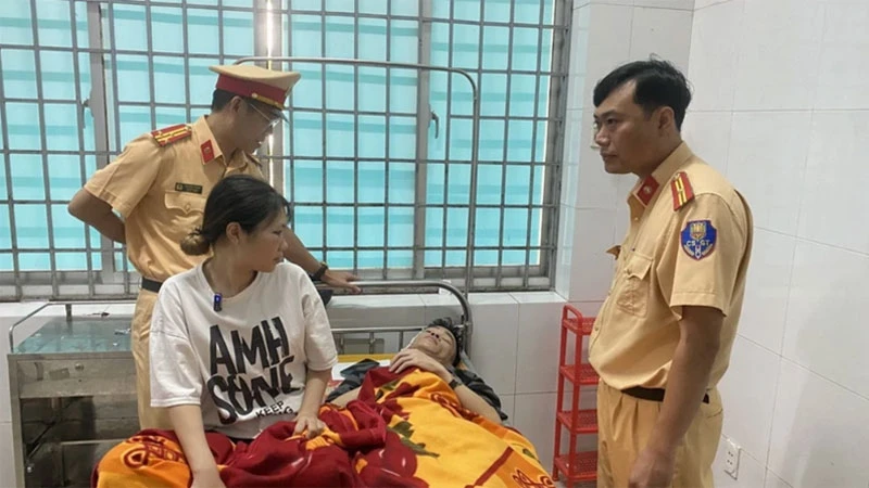 Lãnh đạo Cảnh sát giao thông Công an tỉnh Phú Yên thăm hỏi nạn nhân đang điều trị tại Trung tâm y tế thị xã Sông Cầu. (Ảnh: Tường Quân/TTXVN)