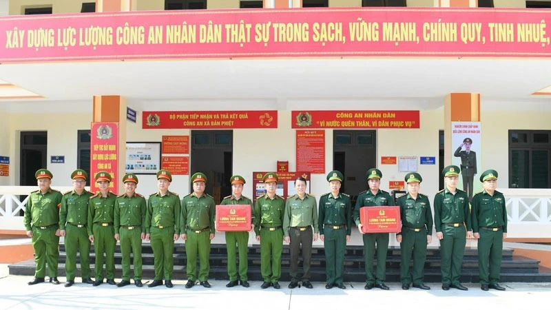 Bộ trưởng Công an Lương Tam Quang thăm, động viên Công an xã Bản Phiệt và Trạm kiểm soát biên phòng xã Bản Phiệt, huyện Bảo Thắng, tỉnh Lào Cai. (Ảnh: Bộ Công an)