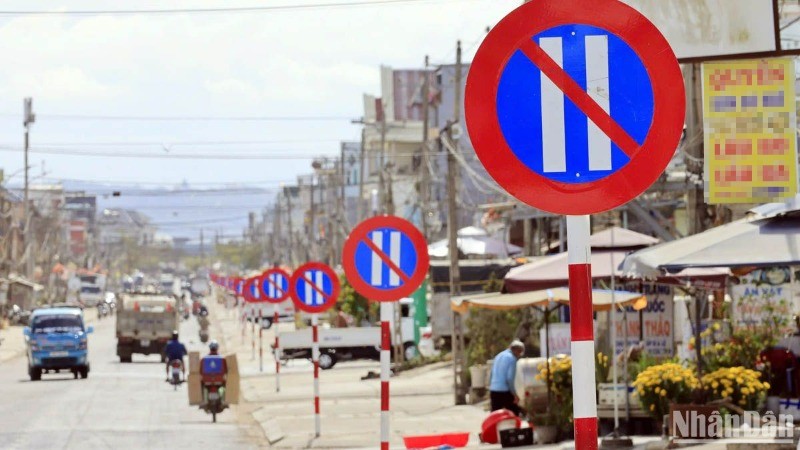 Hàng loạt biển báo cấm cùng loại được cắm san sát trước khi tháo dỡ, chỉ để lại 2 biển 2 đầu, trên Quốc lộ 27, đoạn qua huyện Đơn Dương, Lâm Đồng.