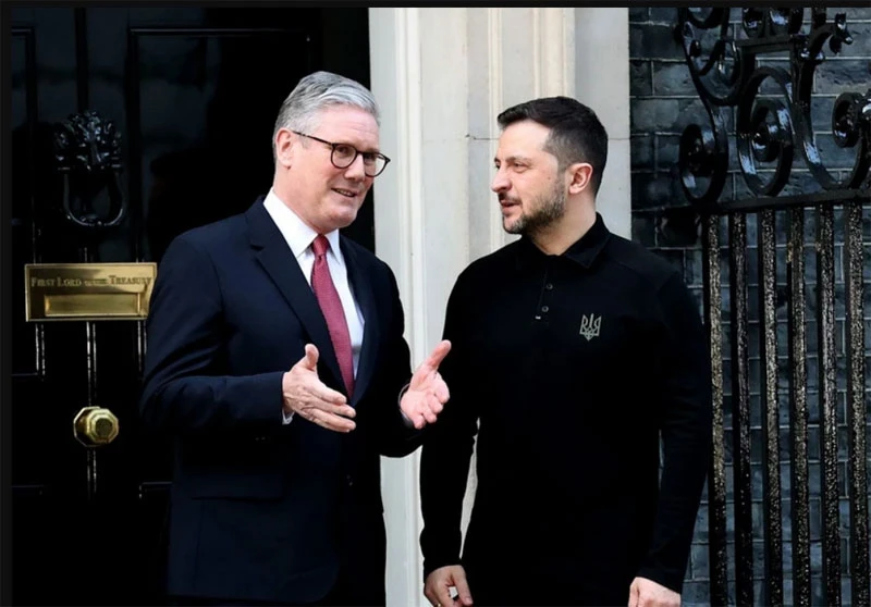 Thủ tướng Anh Keir Starmer (trái) và Tổng thống Ukraine Volodymyr Zelensky tại cuộc gặp ở London ngày 1/3/2025. (Nguồn: THX/TTXVN)