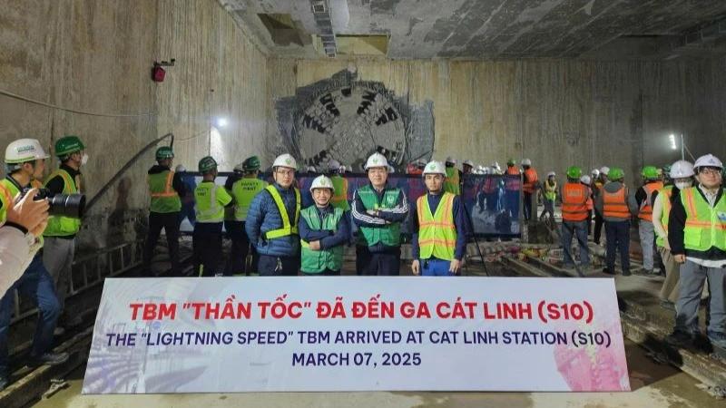 Máy đào hầm TBM số 1 có tên "Thần tốc" đã khoan đến ga S10 - Cát Linh.