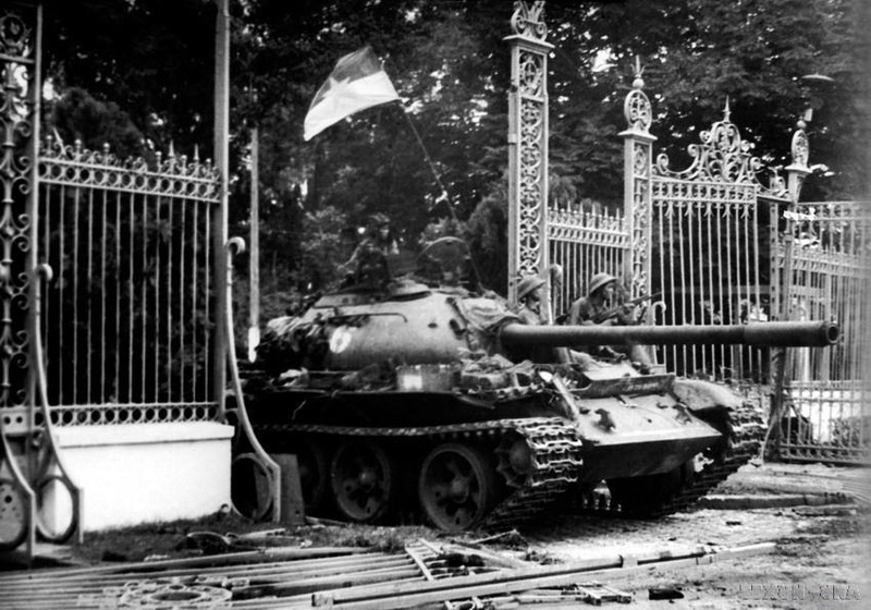 11 giờ 30 phút ngày 30/4/1975, xe tăng quân Giải phóng băng qua cánh cổng sắt, đánh chiếm Phủ Tổng thống ngụy Sài Gòn, sào huyệt cuối cùng của quân địch, kết thúc oanh liệt cuộc trường chinh 30 năm chống ngoại xâm của dân tộc. Ảnh: Mai Hưởng-TTXVN]