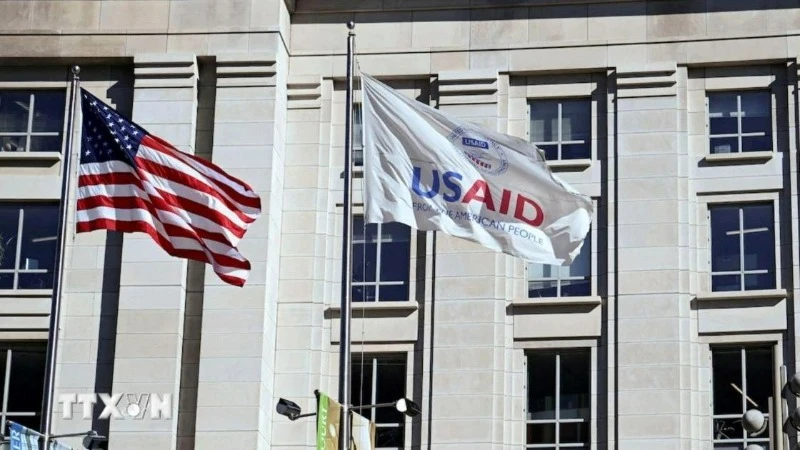 Quốc kỳ Mỹ và cờ của Cơ quan Phát triển Quốc tế Mỹ (USAID) tại trụ sở của USAID ở Washington, D.C. (Ảnh: Reuters/TTXVN)