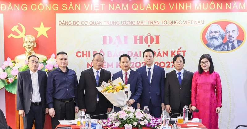 Chi ủy Báo Đại Đoàn Kết nhiệm kỳ 2025-2027 ra mắt Đại hội. Ảnh: Quang Vinh