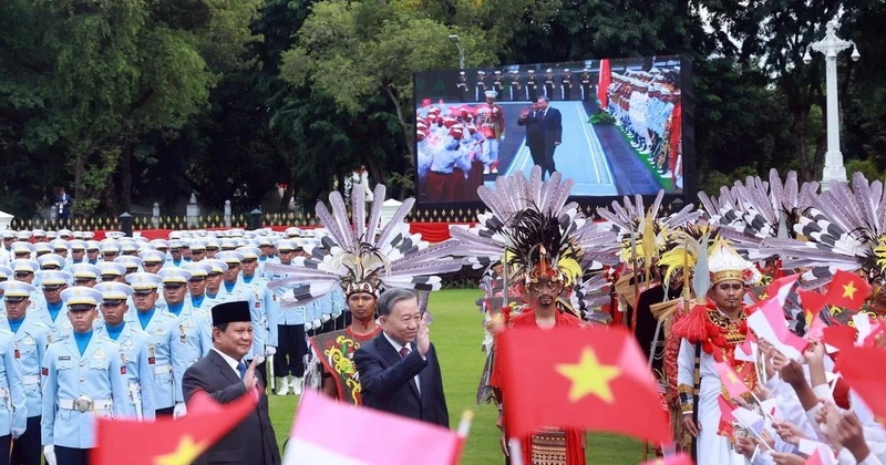 Tổng thống Indonesia Prabowo Subianto chủ trì Lễ đón Tổng Bí thư Tô Lâm tại Phủ Tổng thống ở Thủ đô Jakarta. (Ảnh: Thống Nhất/TTXVN)