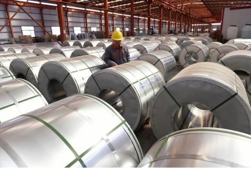 Công nhân kiểm tra các thanh cuộn nhôm tại nhà kho trong khu công nghiệp ở Tân Châu, tỉnh Sơn Đông, Trung Quốc. (Nguồn: Reuters/TTXVN)
