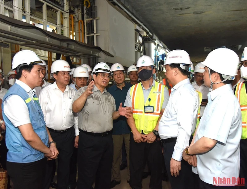 Thủ tướng Phạm Minh Chính thị sát, kiểm tra các hạng mục thi công ngầm ở Ga S9-Kim Mã. (Ảnh: Trần Hải)