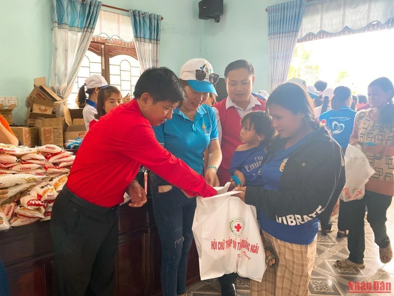 Chủ tịch Hội Chữ thập đỏ tỉnh Quảng Ngãi Phạm Ngọc Thành trao quà cho người dân tại phiên chợ nhân đạo.