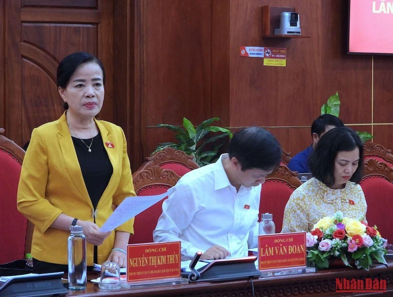 Phó Chủ nhiệm Ủy ban Xã hội của Quốc hội (đứng) phát biểu tại buổi giám sát thực hiện chuyên đề tại Cà Mau.