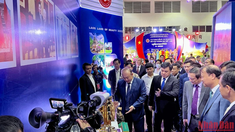 Các đại biểu thăm một gian trưng bày tại hội chợ. (Ảnh: Trịnh Dũng)