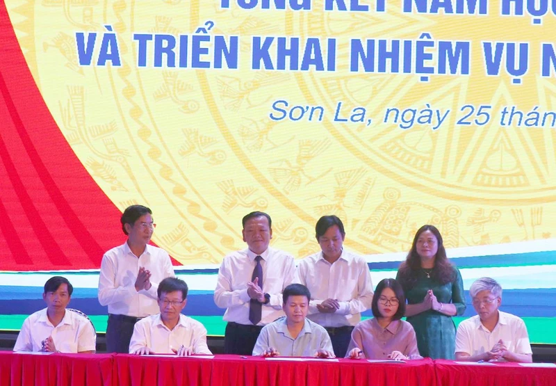Ký cam kết trách nhiệm giữa Giám đốc Sở Giáo dục và Đào tạo tỉnh Sơn La với hiệu trưởng các trường và giám đốc các trung tâm.