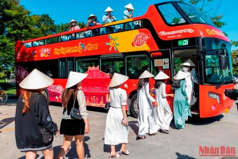 Du khách khởi hành từ Bến thuyền Tòa Khâm, rồi lần lượt đi trên những cung đường xanh mát ở Cố đô Huế.
