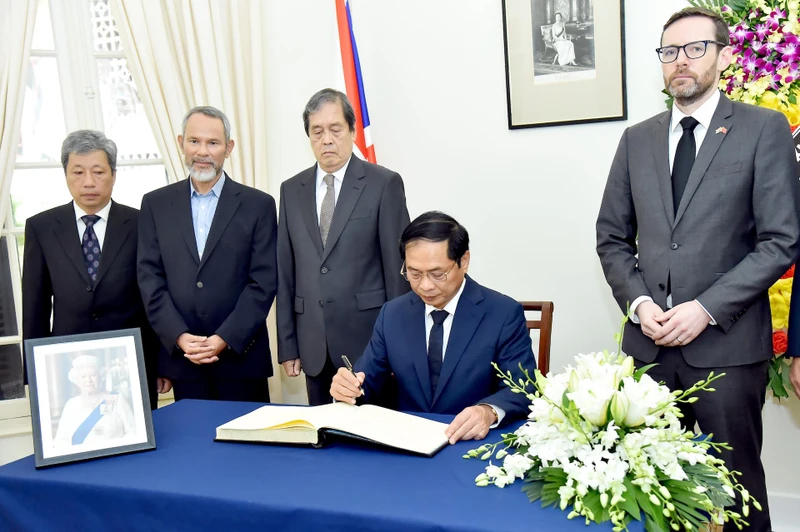 Bộ trưởng Ngoại giao Bùi Thanh Sơn ghi sổ tang, chia buồn về việc Nữ hoàng Anh Elizabeth II qua đời.