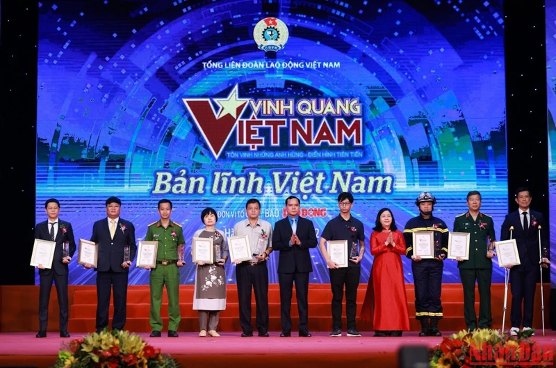 Bí thư Trung ương Đảng, Trưởng ban Dân vận Trung ương Bùi Thị Minh Hoài và Chủ tịch Tổng Liên đoàn Lao động Việt Nam, Phó Chủ tịch Hội đồng Thi đua khen thưởng Trung ương Nguyễn Đình Khang trao biểu trưng Vinh quang Việt Nam cho các tập thể.