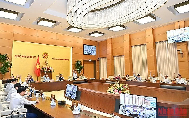 Ủy ban Thường vụ Quốc hội biểu quyết thông qua Nghị quyết về phân loại đô thị và đơn vị hành chính. (Ảnh: Duy Linh)