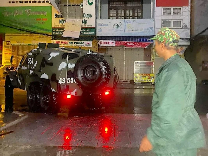 Xe thiết giáp có mặt kịp thời đưa sản phụ chuyển dạ tới bệnh viện. (Ảnh gia đình sản phụ cung cấp)