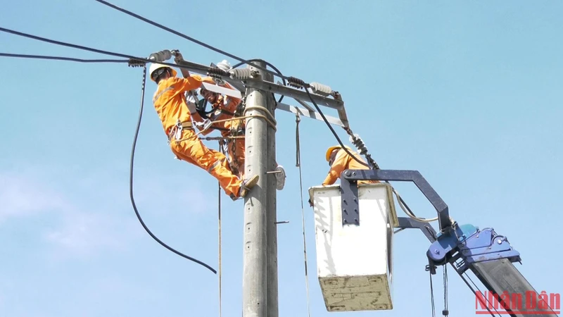 Công ty Điện lực Quảng Nam huy động lực lượng khẩn trương khôi phục hệ thống điện.