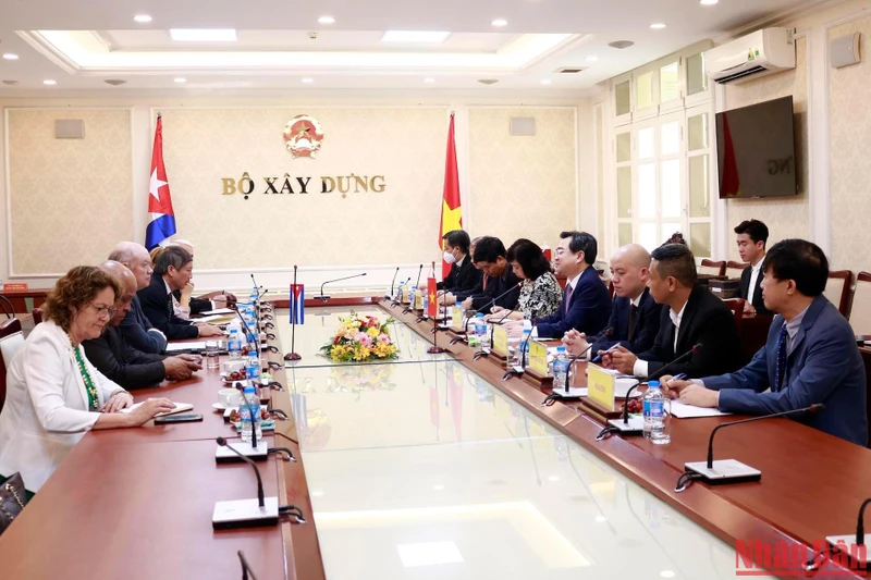 Các đại biểu tham dự buổi làm việc.