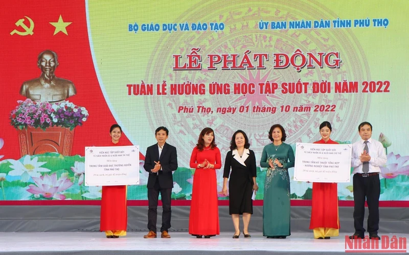 Viện Học tập suốt đời trao tặng 2 thư viện sách với 40 tủ sách cho 2 cơ sở giáo dục tỉnh Phú Thọ.