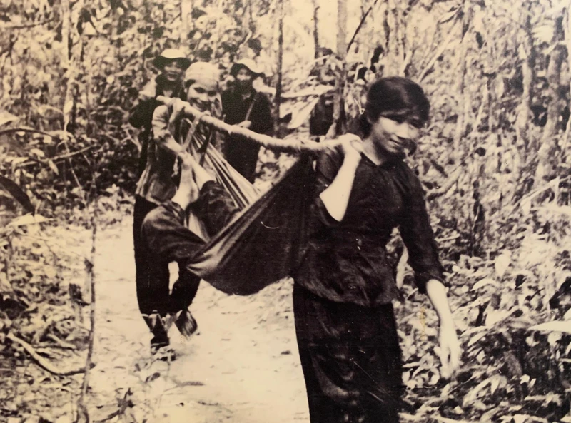 Cáng thương binh về hậu cứ. (Nguồn: Bảo tàng Phụ nữ Việt Nam/TTXVN)