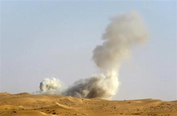 Khói bốc lên sau một vụ nổ trong cuộc giao tranh giữa quân chính phủ Yemen và lực lượng Houthi tại tỉnh Marib, ngày 4/1/2021. (Ảnh: AFP/TTXVN)